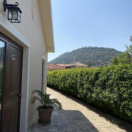 House With Garden In - 10' From Center Tatil Evi Peratáta