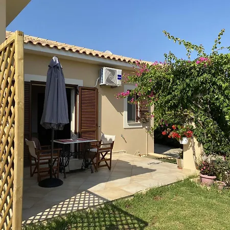 House With Garden In - 10' From Center *