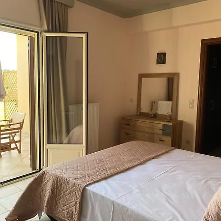 House With Garden In - 10' From Center Peratáta