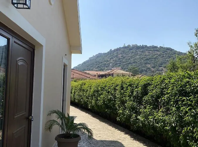 House With Garden In - 10' From Center Ferienhaus Peratáta